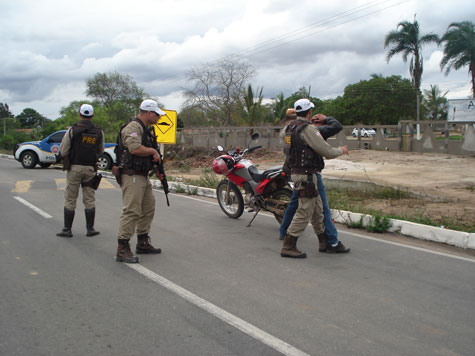 BA-262: PRE recupera motocicletas roubadas e apreende droga