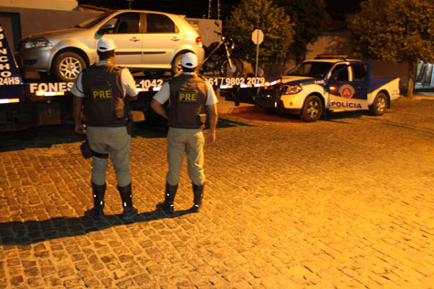Brumado: Bandidos trocam tiro com a polícia e fogem abandonando carro roubado
