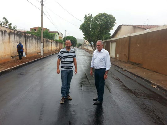 Brumado: Ruas dos Bairros Santa Tereza e Olhos D'água recebem recuperação asfáltica