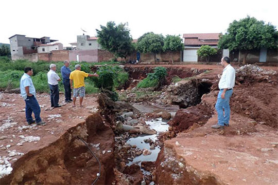 Brumado: Prefeito visita bairros atingidos pelas chuvas e pode decretar estado de emergência