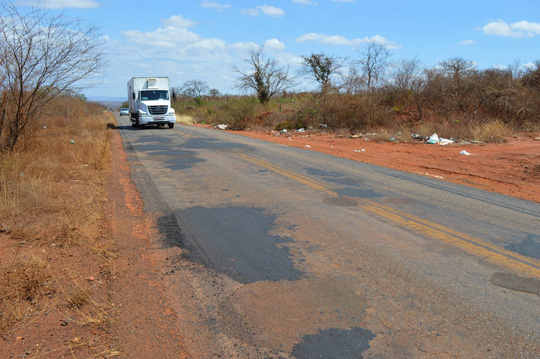 Prefeitura de Caculé realiza obras de recuperação das estradas que dão acesso aos municípios vizinhos