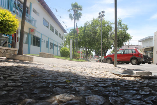 Brumado: Sem recursos, prefeitura está engessada com obras paradas e débito com empreiteiras