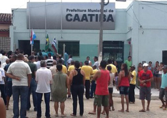 Polícia Federal realiza operação e apura desvio de recursos na Prefeitura de Caatiba