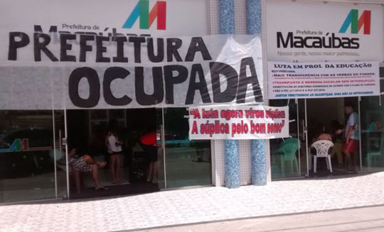 Servidores ocupam prefeitura de Macaúbas por atraso de salários