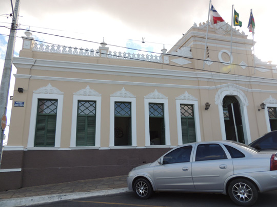 Servidores e professores municipais entram em greve em Conquista