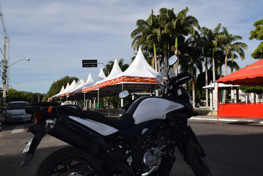 Praça da prefeitura recebe instalações para o I Encontro de Motociclistas de Brumado
