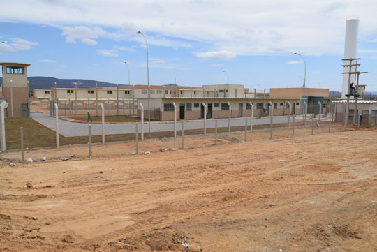 Almoxarifado e escritório são desinstalados do canteiro de obras do presídio de Brumado