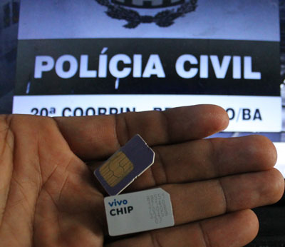 Brumado: Presos são flagrados com chip de celular no chinelo durante transferência