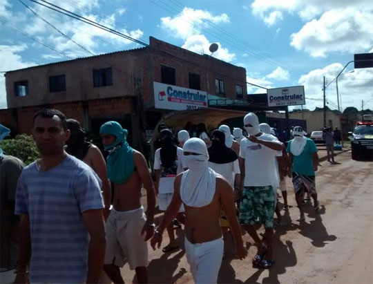 Goiás: Sem gasolina, delegado transfere presos de delegacia para cadeia a pé