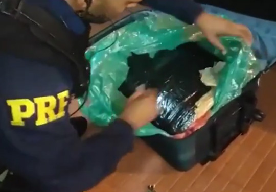 Jequié: Jovem é presa ao tentar transportar 30 kg de maconha em mala