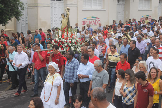 Mesmo com chuva, católicos celebram São Sebastião com procissão em Brumado