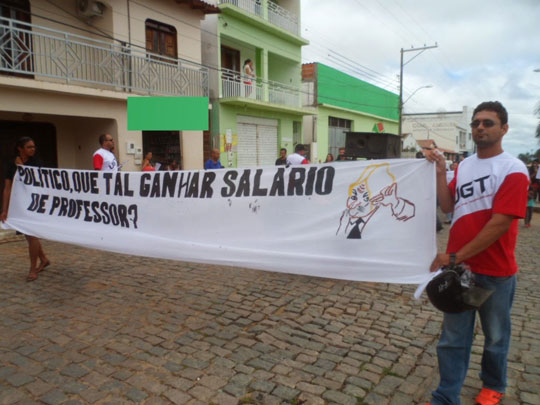 Professores realizam protesto e ameaçam paralisar atividades em Aracatu