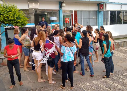 Brumado: Prefeito aceita plano de carreira e acorda com os professores o fim da greve