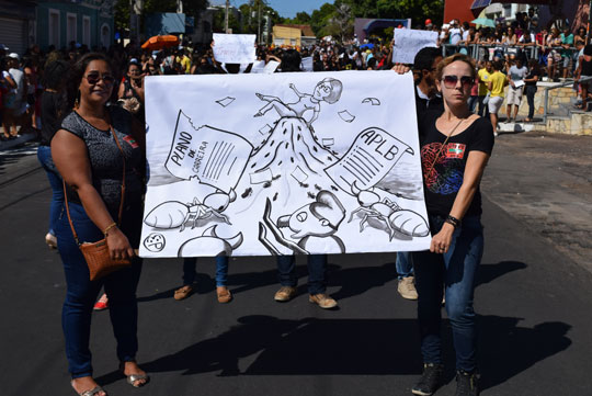 Brumado: Com protesto dos professores e vaias da população, prefeito abandona desfile cívico