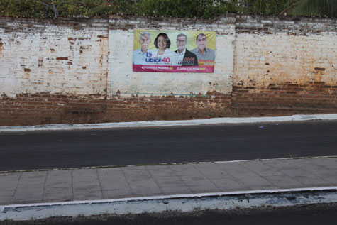 Candidatos ignoram a lei e fixam placas de propaganda no dia da eleição em Brumado