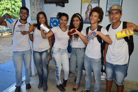 Brumado: Sem água há três dias em escola pública , alunos protestam na sede da Embasa