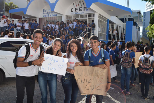 'Governador, paga as tias', protestaram os alunos dos colégios estaduais de Brumado