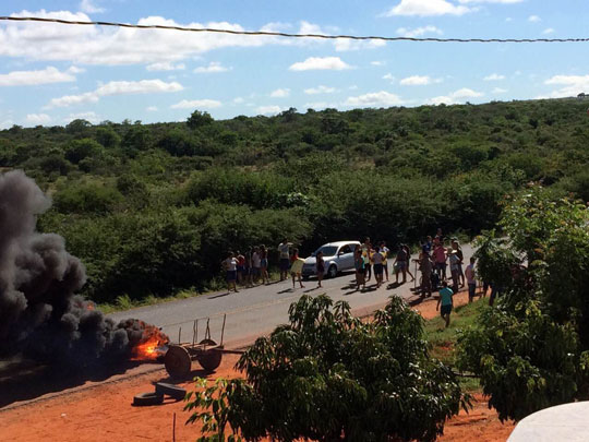 Moradores de Lagoa Real fazem manifestação e interditam BR-030