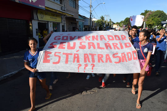 Brumado: Alunos da rede estadual de ensino voltam às ruas para cobrar salários dos terceirizados