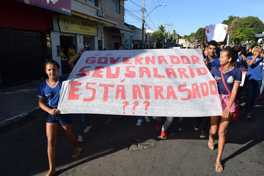 Governo paga salário dos trabalhadores terceirizados das escolas estaduais