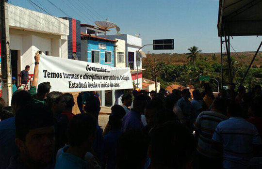 Rui Costa visita Ibiassucê para entrega de benefícios e é recebido com protesto de estudantes
