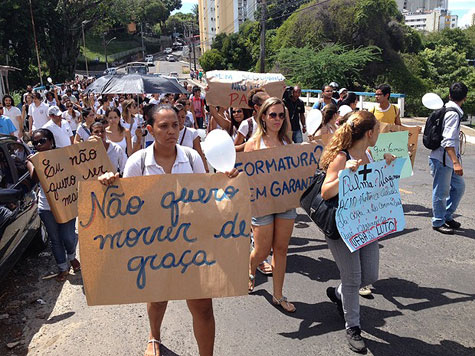Salvador: Estudantes caminham para lembrar morte do brumadense Charles Müller