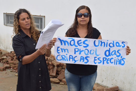 Mães de crianças autistas protestam contra falta de estrutura em escola municipal de Brumado