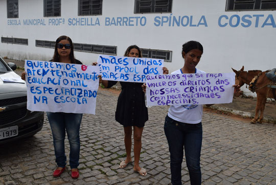 Mães de crianças autistas protestam contra falta de estrutura em escola municipal de Brumado