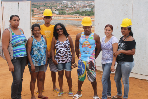 Brumado: Prestadores de serviço do Minha Casa, Minha Vida cobram salários atrasados