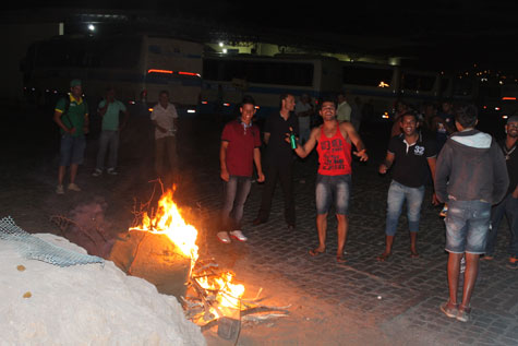 Passageiros se revoltam e protestam na garagem da Novo Horizonte em Brumado