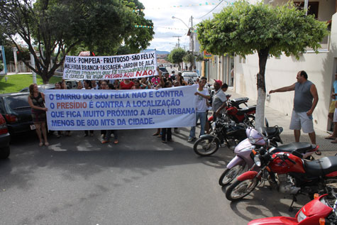 Brumado: Populares protestam na porta da prefeitura contra construção do presídio