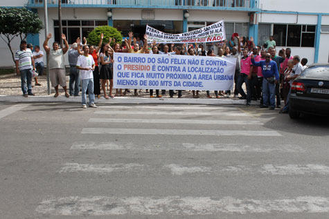 Brumado: Populares protestam na porta da prefeitura contra construção do presídio