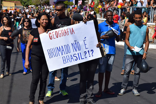 Brumado: Com protesto dos professores e vaias da população, prefeito abandona desfile cívico