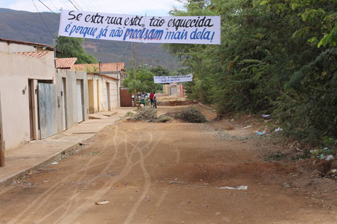 Brumado: Moradores mantém protesto no caminho da Cascaeira