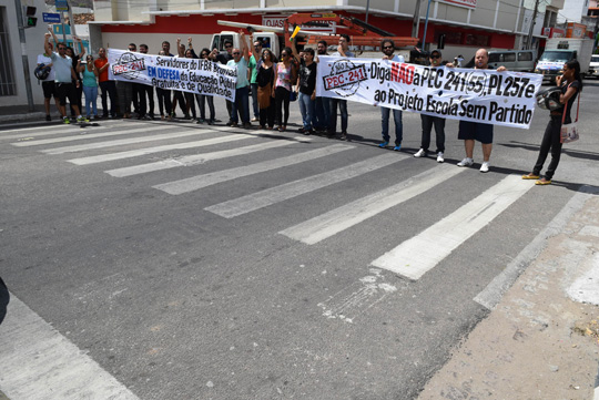 'Governo Temer quer engessar o país', protestam servidores do Ifba em Brumado