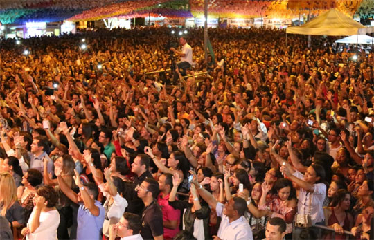 Show do Padre Fábio de Melo em Guanambi emociona público presente