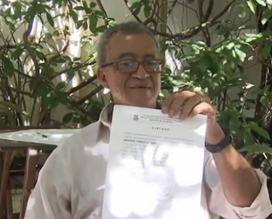 Salvador: Aos 81 anos, idoso realiza sonho e recebe 1º diploma universitário
