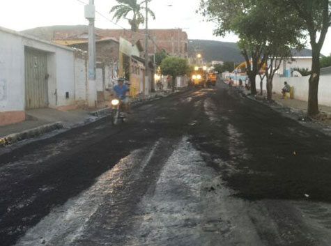 Prefeitura de Brumado realiza recapeamento asfáltico na Rua de Contas