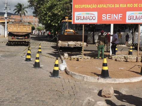 Brumado: Iniciadas obras de recuperação na Rua Rio de Contas