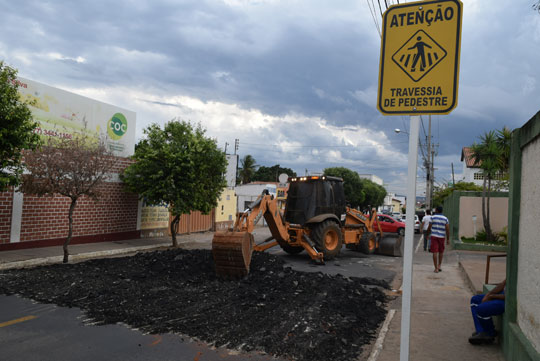 Brumado: Empresa refaz e começa a construir novas faixas elevadas de pedestre