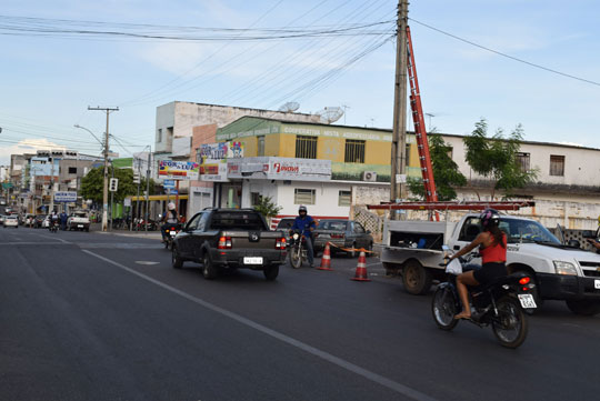 Rede elétrica colide com semáforo e provoca curto circuito no centro de Brumado