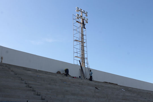 Brumado: Começa a instalação dos refletores do Estádio dos Prazeres