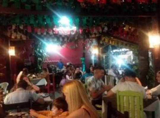 Dono de restaurante expulsa clientes após comentário racista sobre garçom em Porto Seguro