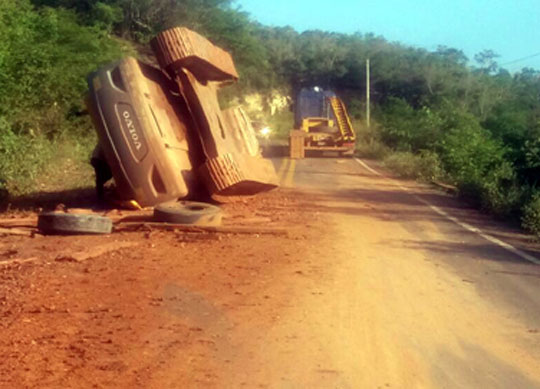 Retroescavadeira cai de carreta e BR-430 fica interditada em Igaporã