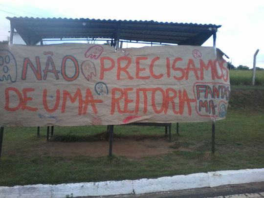 Alunos da Uesb protestam contra precariedade e fecham campus em Itapetinga