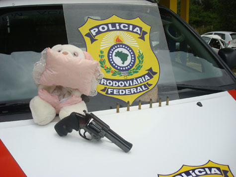 PRF apreende arma dentro de urso de pelúcia na BR-116