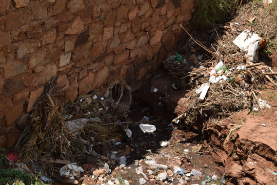Brumado: Temerosos com as chuvas, moradores alertam para lixo no Riacho do Bufão e Bate Pé