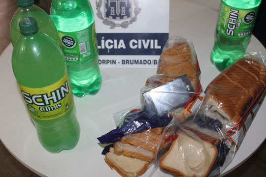 Refrigerante com cachaça e celular escondido em pão seriam entregues para presos em Brumado
