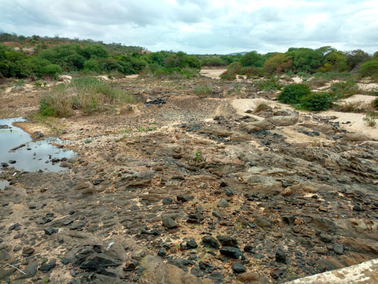 Parte do Rio das Contas que abastece a barragem de Brumado está seco
