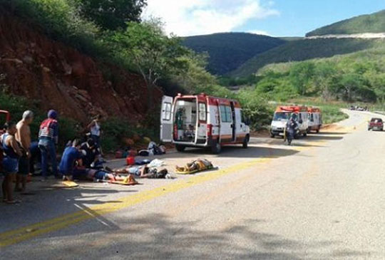 Rio de Contas: Caminhonete tomba com trabalhadores rurais no Distrito de Marcolino Moura